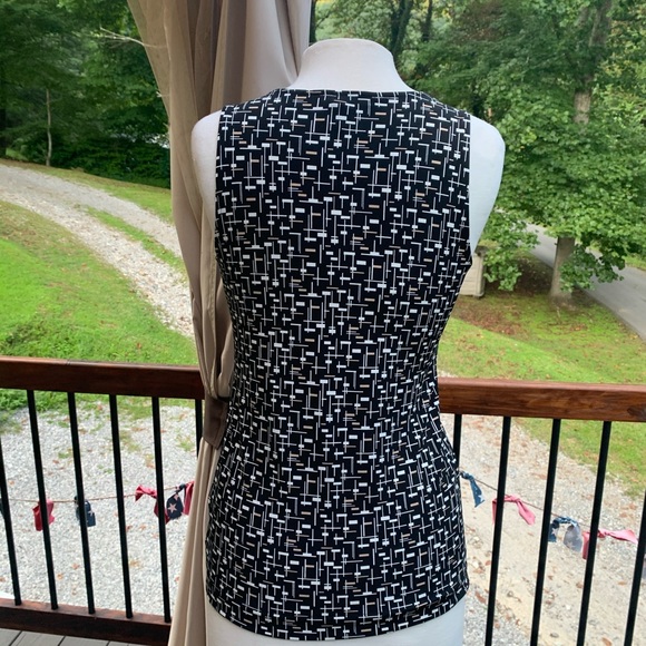 🖤 White House Black Market Top XS 🖤 - Picture 2 of 3